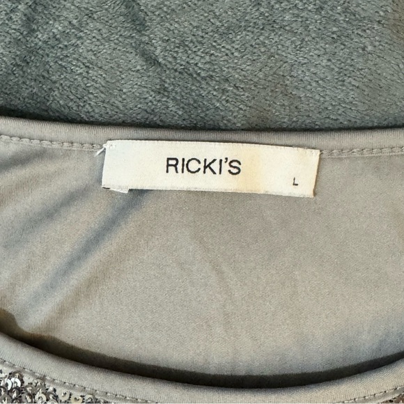 Ricki's Silver Sequin Long Sleeve Blouse

#1039 - Picture 4 of 7